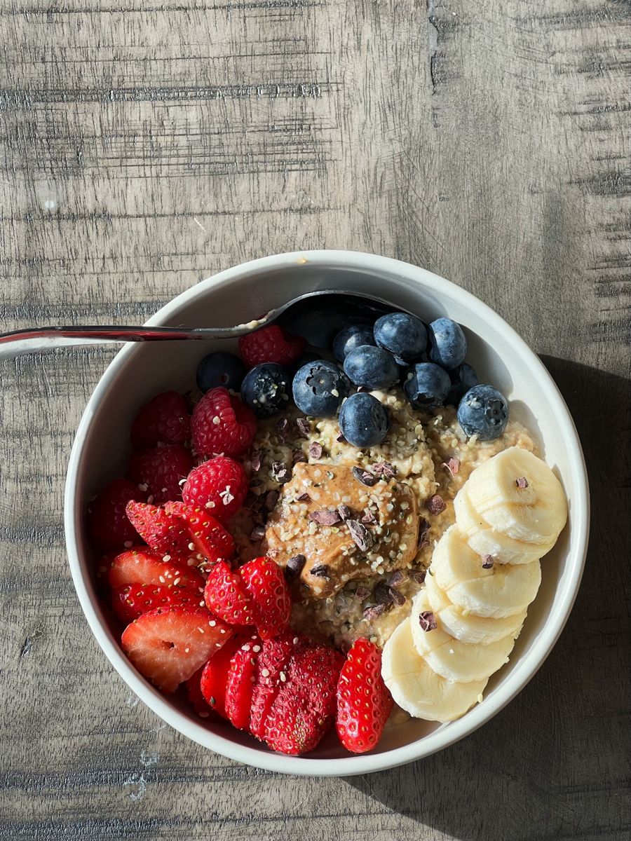 Banana strawberry oats with fresh berries